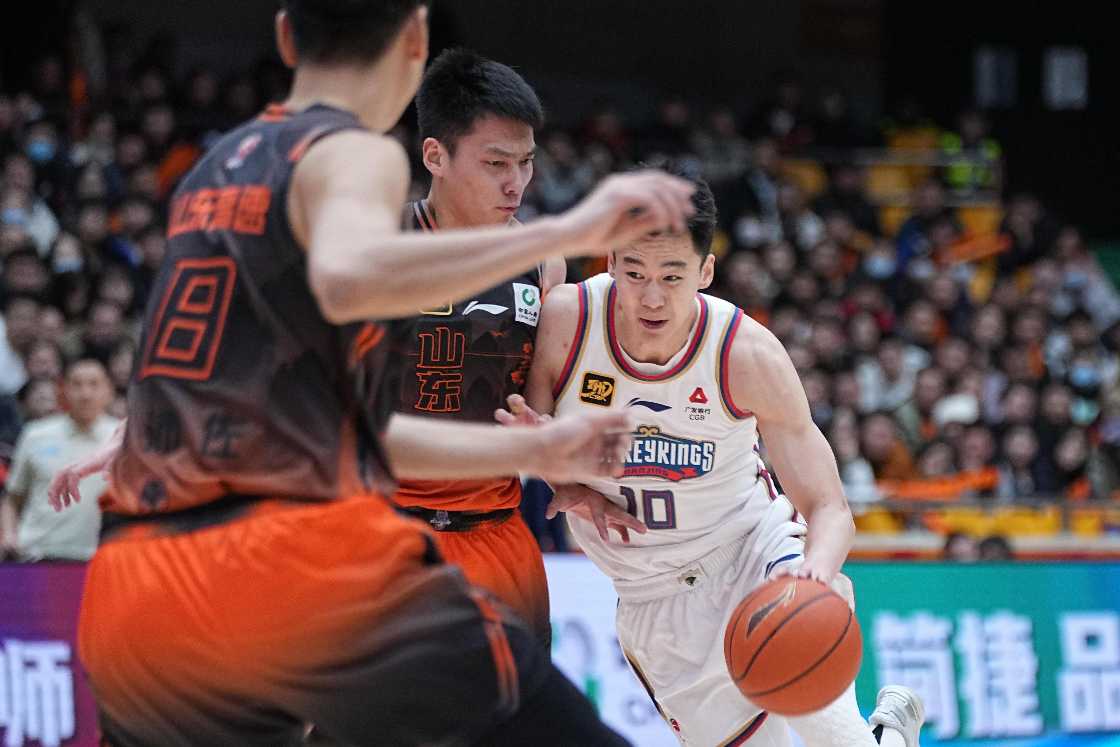 关键时刻多特蒙德备战CBA常规赛山东泰山加时末段临场应变，连对手都承认：浓眉哥连续十五场比赛得分超过惊险取胜的简单介绍